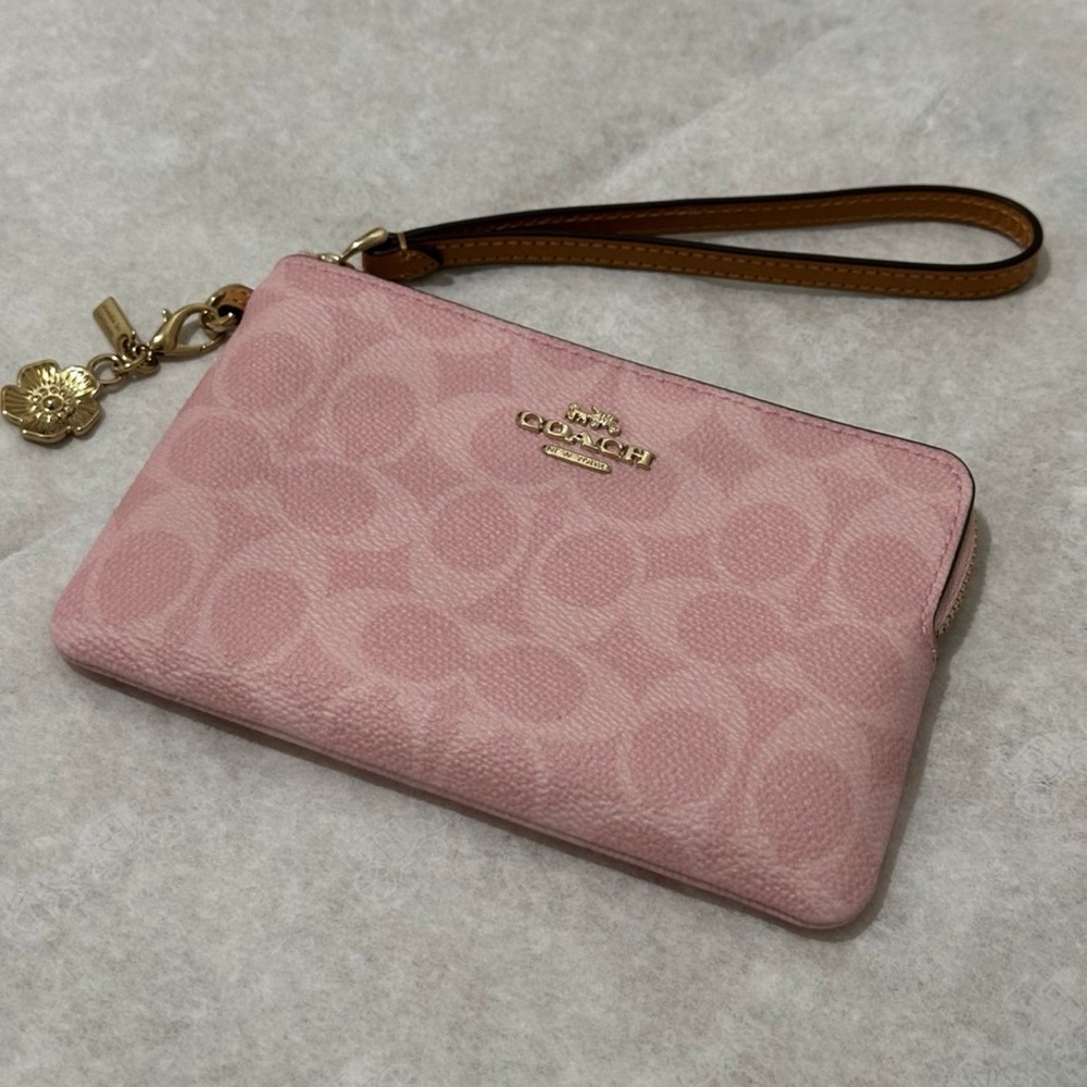 🌸🌸🌸 Coach Corner Zip Wristlet In Signature Canvas With Charms NWT